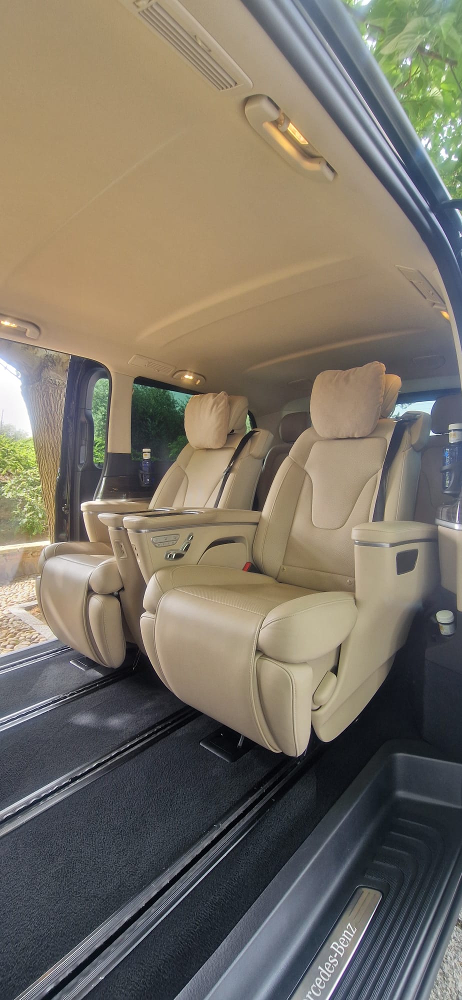 Interior premium Mercedes Clase V para servicio de chófer por horas en Madrid